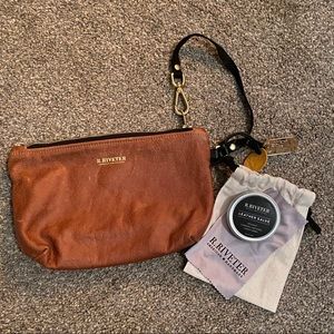 R. Riveter SIGNATURE CAMEL LEATHER ZIPPER CLUTCH